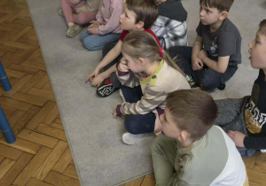 Dzieci oglądają teatrzyk