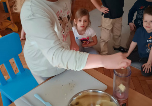 Dziewczynka wkłada składniki