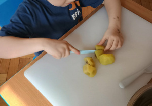 Chłopiec kroi owoce