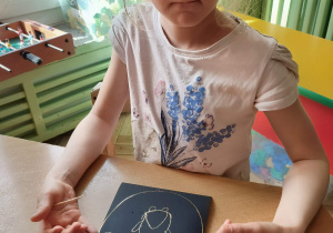 Dziewczynka wydrapuje