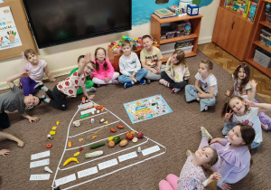 Dzieci układają piramidę zdrowia