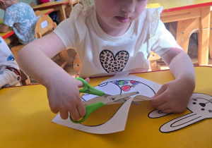 Dziewczynka wycina nożyczkami