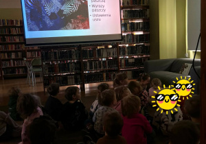 Dzieci oglądają prezentację