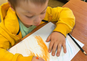 Chłopiec koloruje obrazek