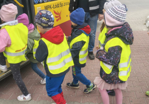 Dzieci wsiadają do autobusu