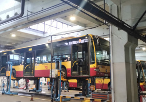 Przedszkolaki zwiedzają zajezdnię