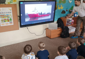 Dzieci oglądają prezentację