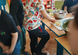 Chłopiec kroi owoce