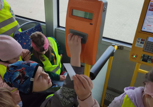 Dzieci kasują bilety