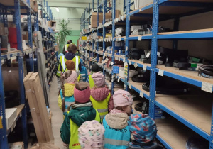 Dzieci zwiedzają magazyn