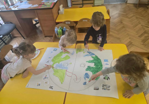 Dzieci wspólnie malują farbami