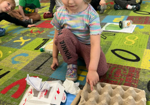 Dziewczynka wykonuje zadanie