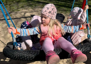 Przedszkolaki na huśtawce