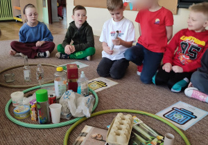 Dzieci segregują śmieci