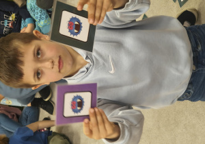 Chłopiec pokazuje obrazki