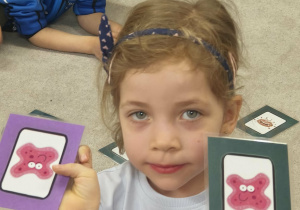 Dziewczynka pokazuje obrazki