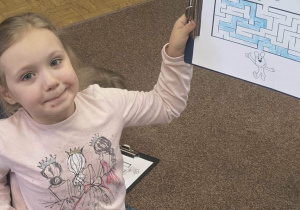 Dziewczynka pokazuje swoją pracę