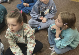 Dzieci słuchają książki