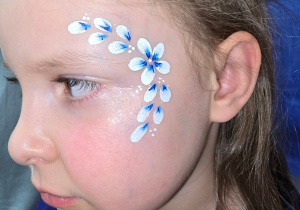 Dziewczynka i jej makijaż