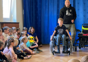 Chłopiec siedzi na wózku inwalidzkim