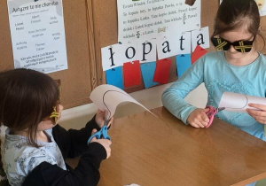 Dziewczynki wycinają