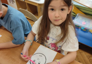 Dziewczynka koloruje obrazek