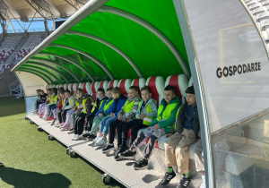 Dzieci siedzą na miejscu gospodarzy