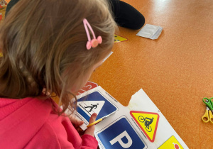 Dziewczynka wycina obrazek