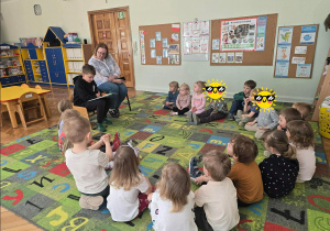 Dzieci słuchają czytanej książki