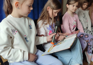 Dziewczynki czytają dzieciom