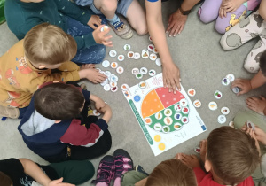 Dzieci układają elementy na tablicy