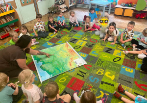 Przedszkolaki podczas pracy z mapą