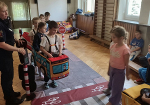 Dzieci pilnują zasad bezpieczeństwa