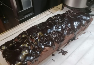 Zdjęcie przedstawia ciasto czekoladowe.