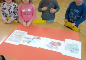 Dzieci układają obrazki.