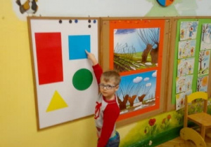 Dziecko wskazuje kwadrat.