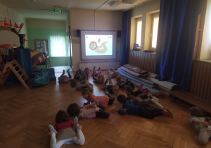 Dzieci wykonują ćwiczenia lwa Lolka.