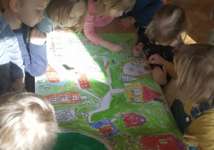 Dzieci projektują mapę lwa Lolka.