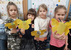 Zdjęcie przedstawia dziewczynki i ich prace - motylki cytrynki z rolki po papierze