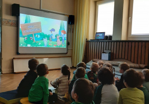 Dzieci glądają prezentację.