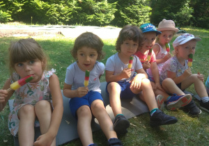 Dzieci jedzą lody.