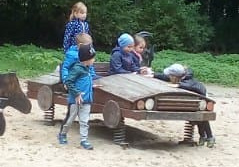 Dzieci bawią się w parku.