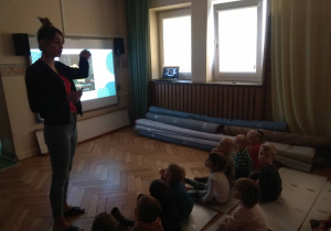 Dzieci oglądają prezentację o Pompiku.