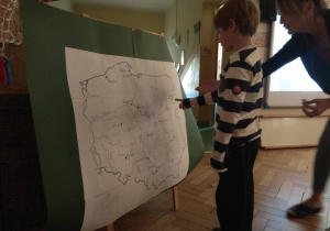 Dziecko wskazuje na mapie park narodowy.