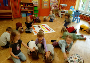 Dzieci reagują ruchem na dany kolor.