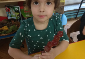 Dziewczynka i jej szaszłyk z winogron.