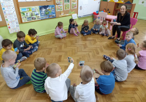 Dzieci wykonują ćwiczenia z lusterkami.