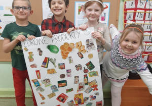 Dzieci prezentują plakat ze zdrowymi produktami.