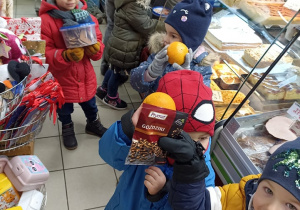 Dzieci wybierają produkty w sklepie.
