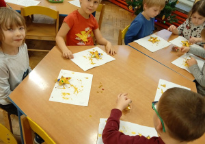 Dzieci malują gwiazdki farbami.